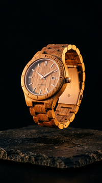 CZASO Classic Maple — zegarek drewniany unoszący się nad kamieniem